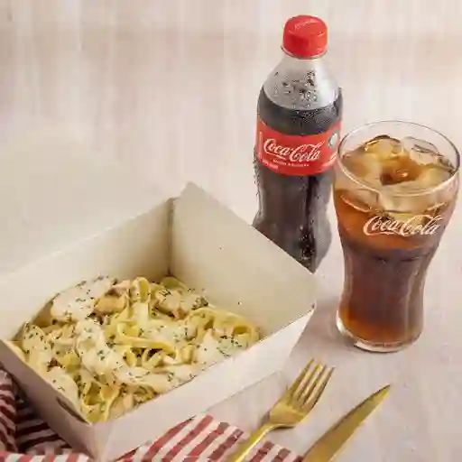 Fettuccine Alfredo Con Pollo + Coca Cola