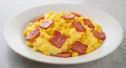 Huevos Fritos Con Maíz Y Tocineta.