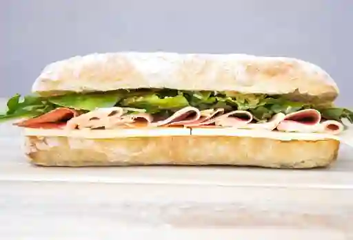 Sánduche De Jamón Serrano Y Queso Suizo