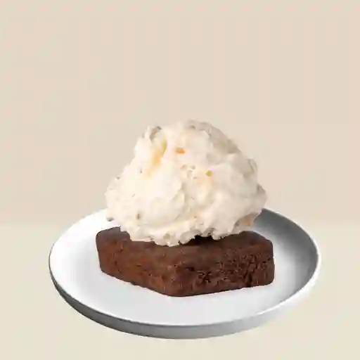 Brownie Con Helado De Yogurt Con Mani Y
