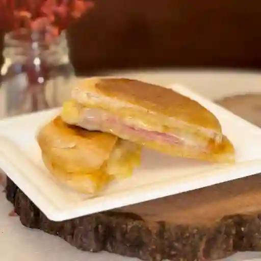 Sandwich Mini De La Casa (jamón Y Queso)