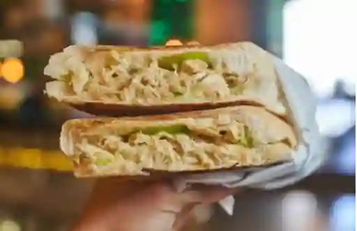 Sándwich de Pollo Desmenuzado