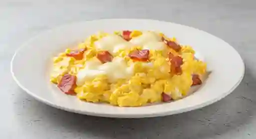 Huevos Revueltos Con Tocineta Y Queso.