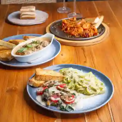 Medellin Gourmet Fideua + Pollottoscana