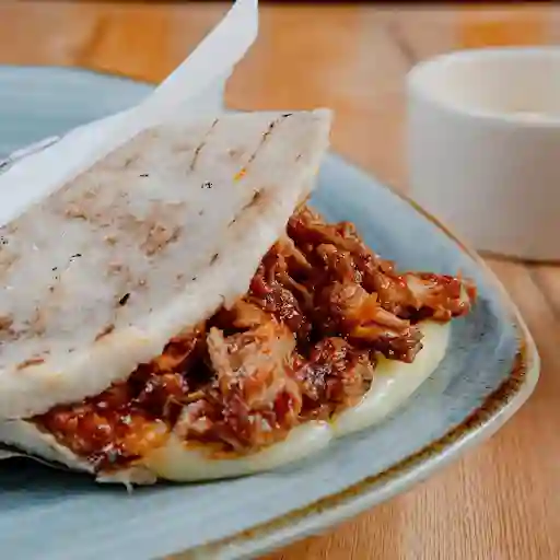 Arepa De Costilla De Cerdo A La Bbq.