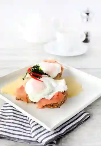 Plato Huevos Poche Con Salmón