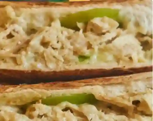 Sándwich Pollo Desmenuzado Y Maíz