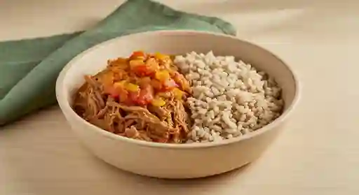 Res Desmechada Con Salsa Criolla