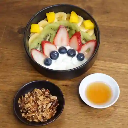 Bowl De Frutas Con Yogurt Granola, Miel