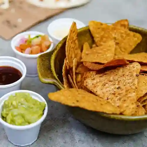 Totopos Salsa Y Guacamole