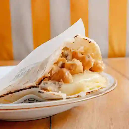 Arepa Pollo En Salsa De Champiñones