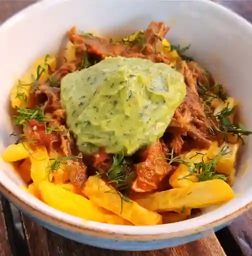 Papas Con Birria De Carne Y Queso