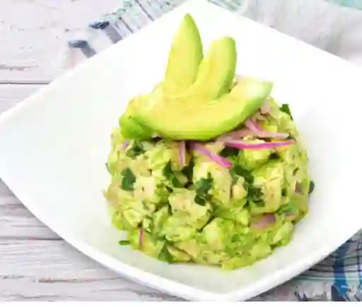 Ceviche De Salmon En Cama De Guacamole