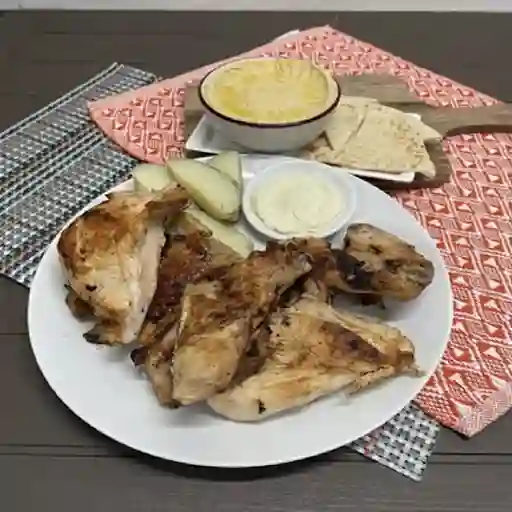 Medio Pollo + Hummus