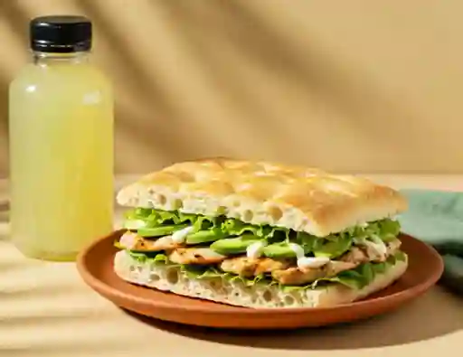 Sándwich Pollo & Aguacate + Bebida