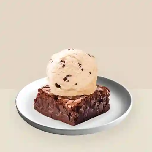 Brownie Con Helado De Ron Y Pasas