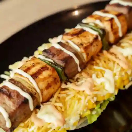 Pincho Pollo Cerdo Sobre Mazorca