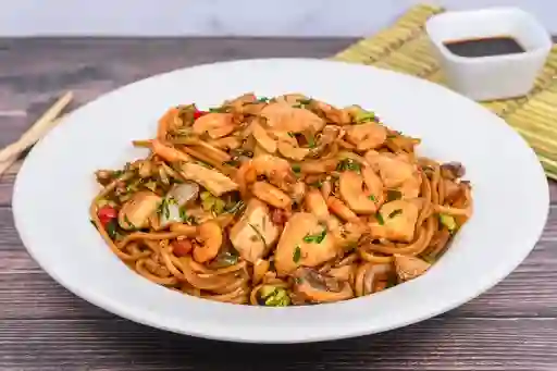 Medio Lo Mein de Camaron y Pollo