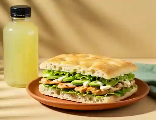 Sándwich Pollo & Aguacate + Bebida