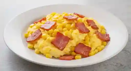 Huevos Fritos Con Maíz Y Tocineta.