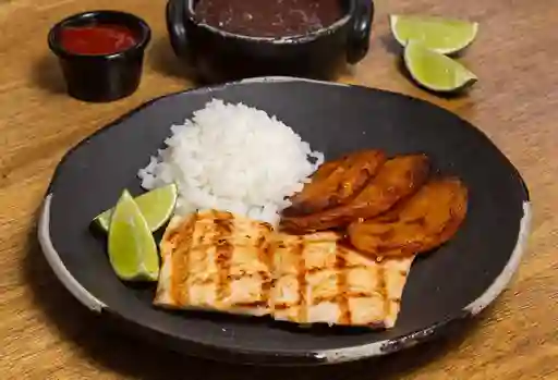 Pollo Con Frijól Y Maduritos