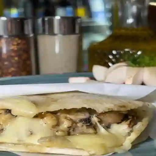 Arepa Pollo En Salsa De Champiñones