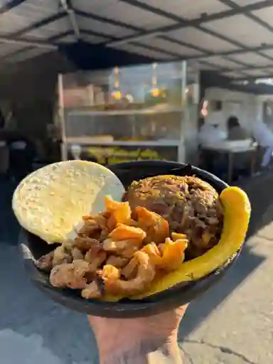 Calentado Con Chicharrón