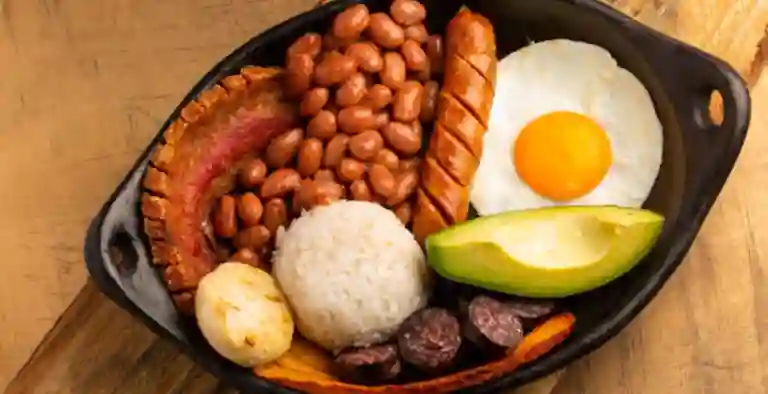 Motes, Mondongos y Pasteles Típicos