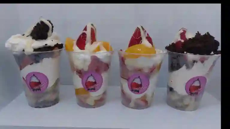 FRESAS CON CREMA Y HELADOS AyA a Domicilio FRESAS CON CREMA Y HELADOS AyA