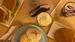 823 Sándwich & Café